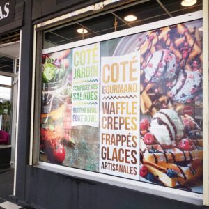 Vitrine décorée aux couleurs de l'enseigne du magasin