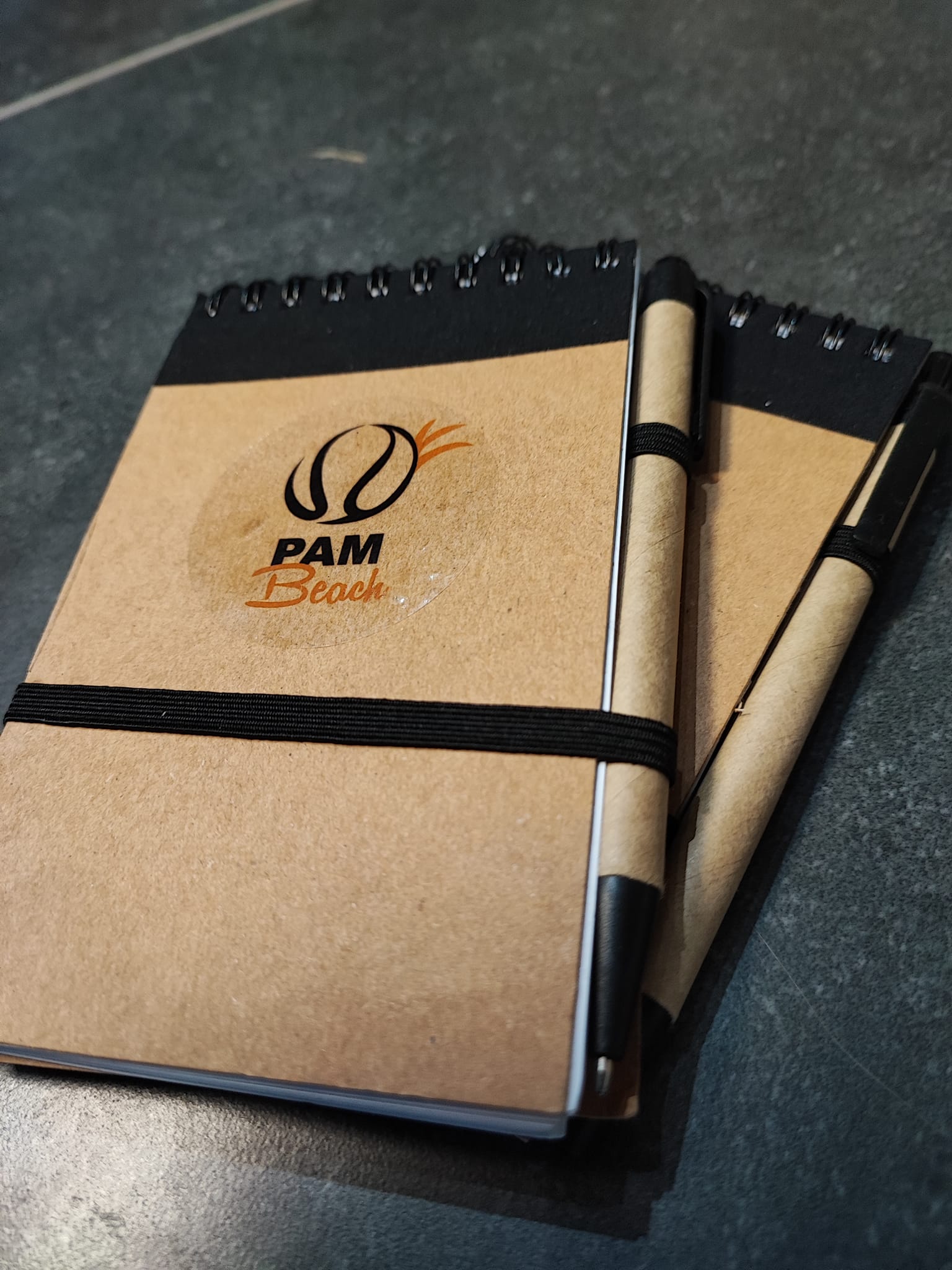 Petit carnet personnalisé avec stylo et couverture cartonnée