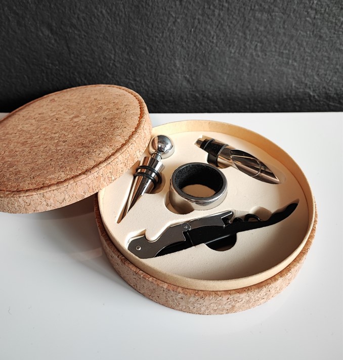 Set à vin comprenant un tire-bouchon, un décapsuleur et un déboucheur