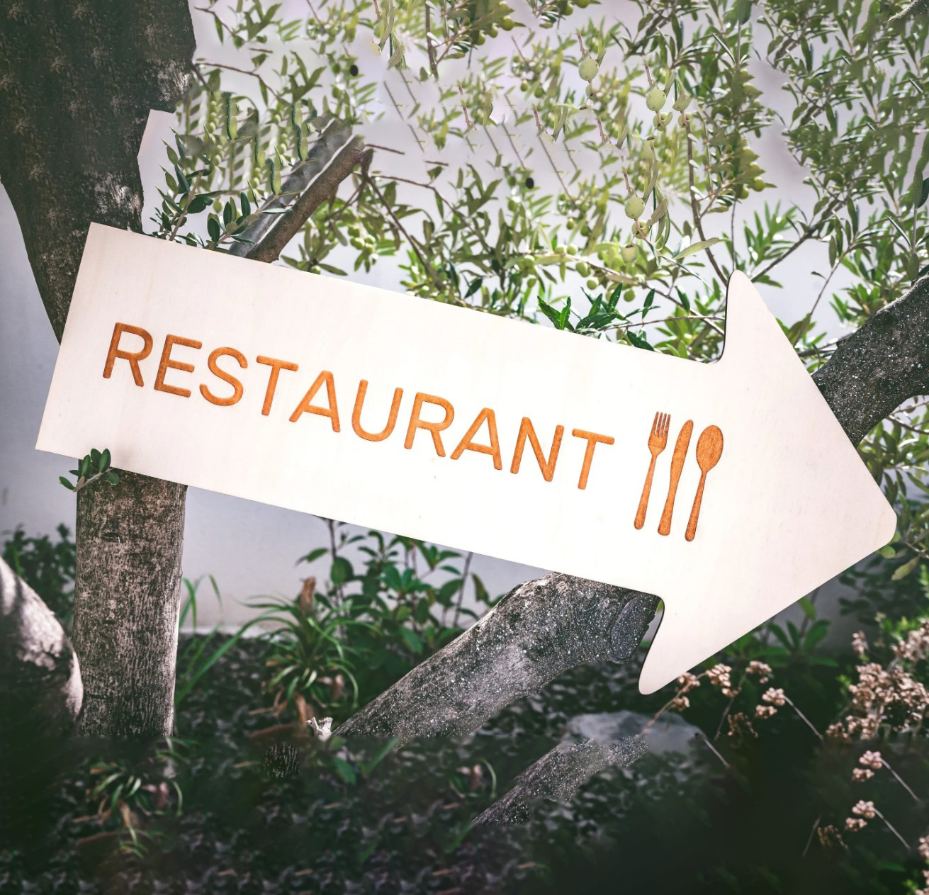 Nos panneaux directionnels sont conçus pour être visibles et compréhensibles par tous, grâce à leurs symboles standardisés et à leur typographie claire.