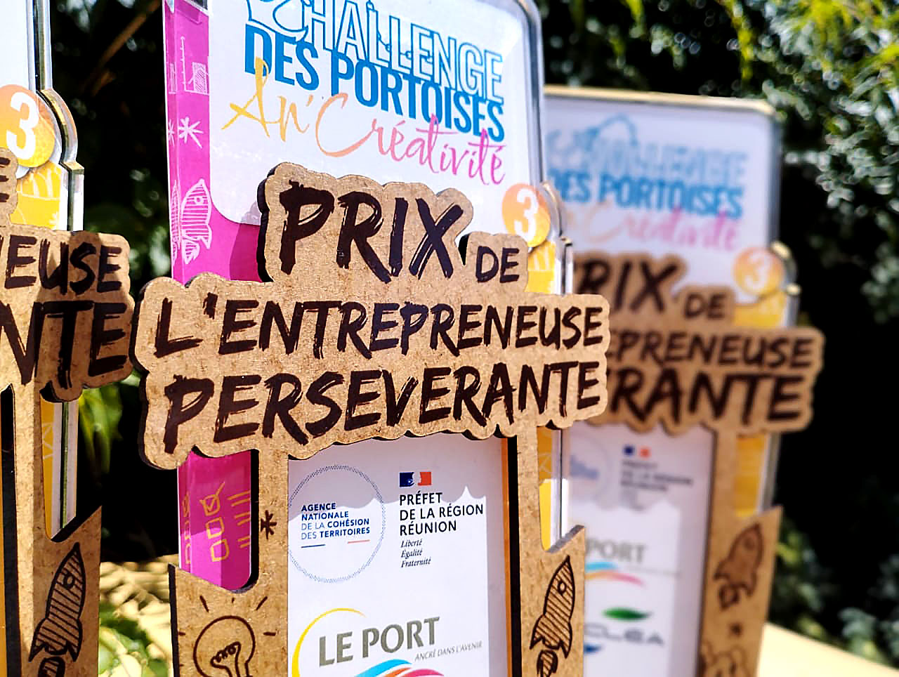 Trophées pour le prix de l'entrepreneuse 2022 en bois et plexiglass